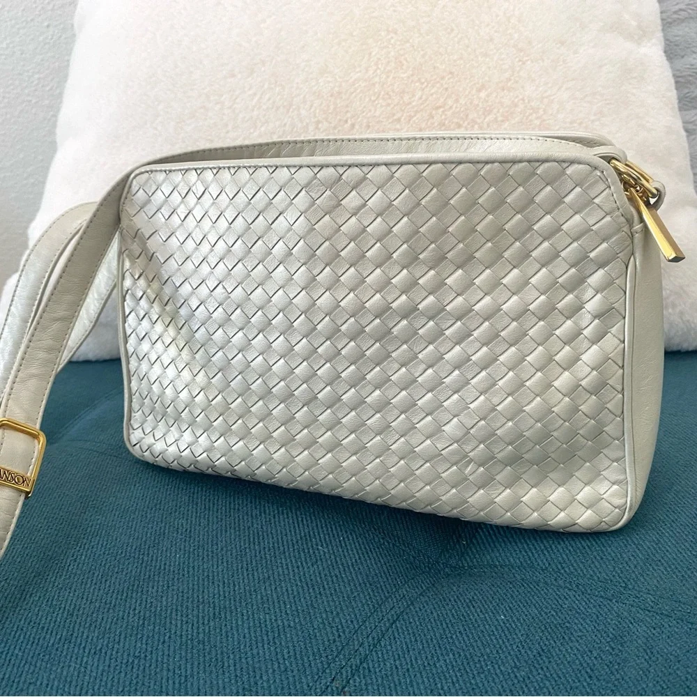 Silver/ Pearl Ganson San Francisco leather bag. Gold accents. - Picture 6 of 10